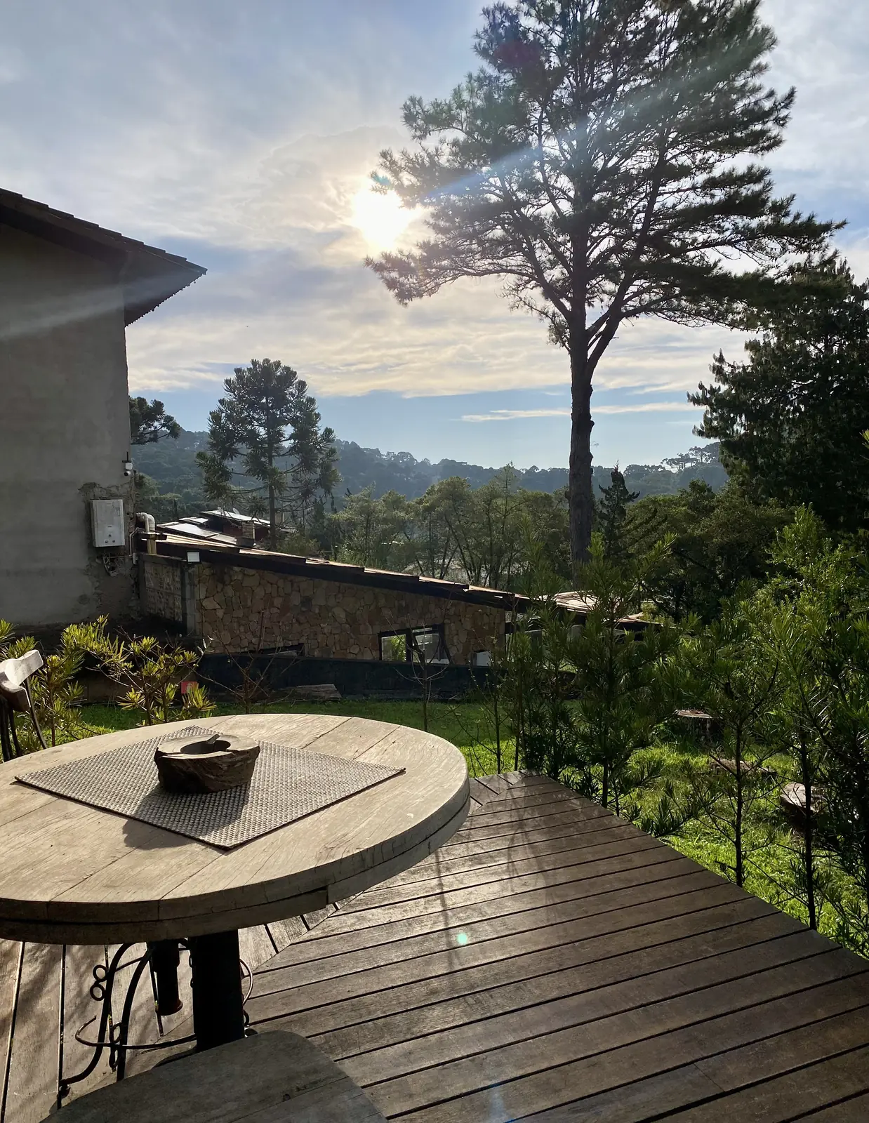 Deck com vista para a Serra da Mantiqueira ao entardecer, na pousada em Monte Verde