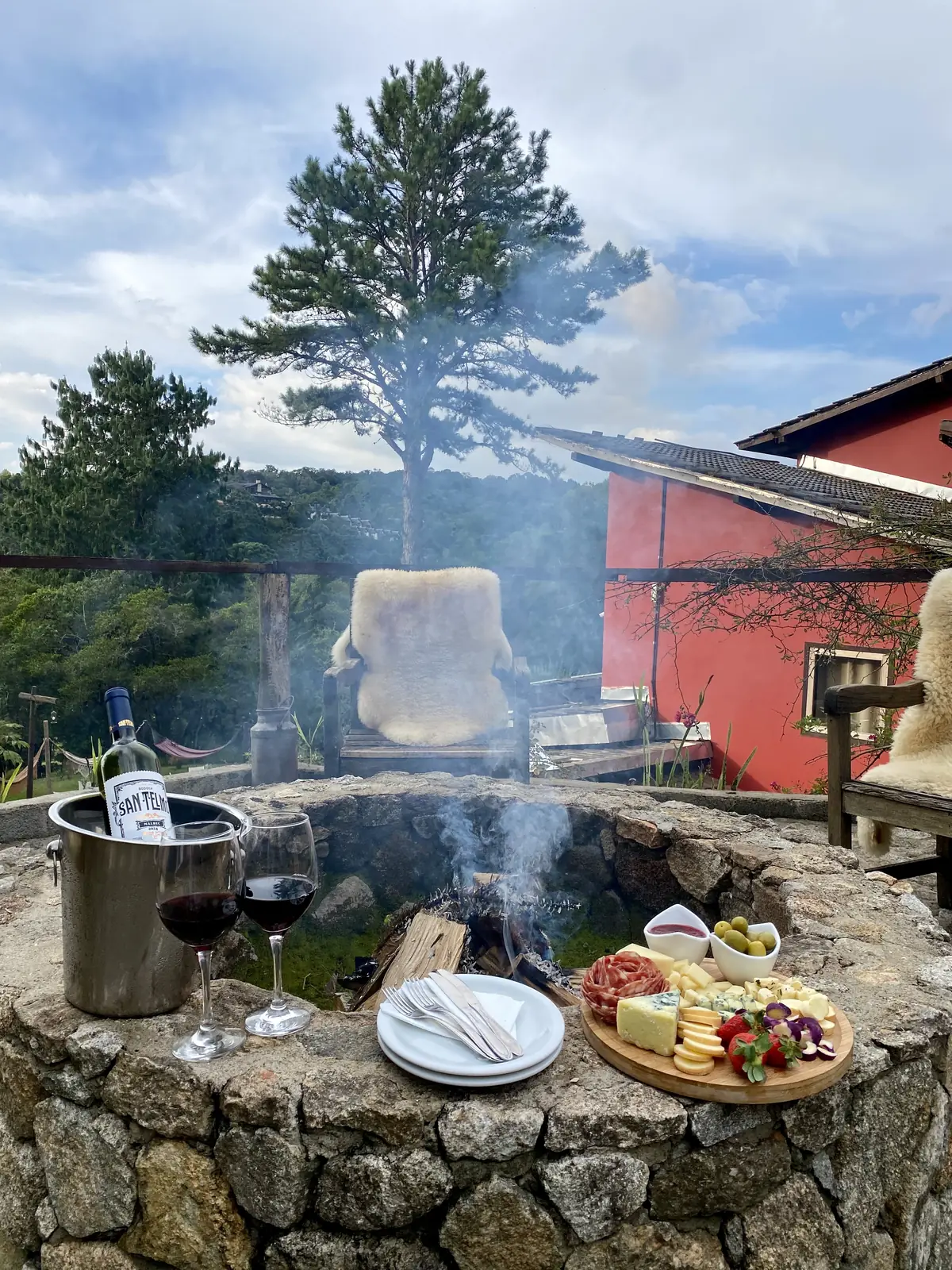 Lareira externa com vista para a serra na Pousada Jardim das Montanhas, em Monte Verde