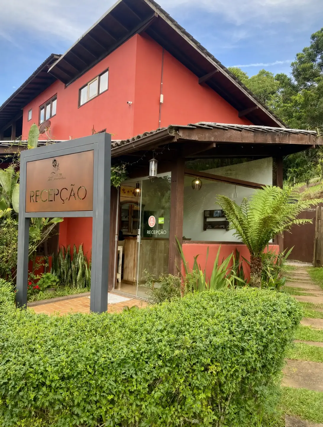 Entrada e recepção da Pousada Jardim das Montanhas, em Camanducaia/MG